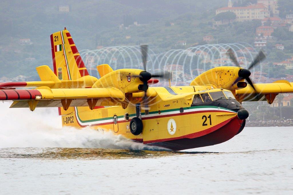 Aereo CL-415 Canadair durante rifornimento acqua per operazione antincendio
