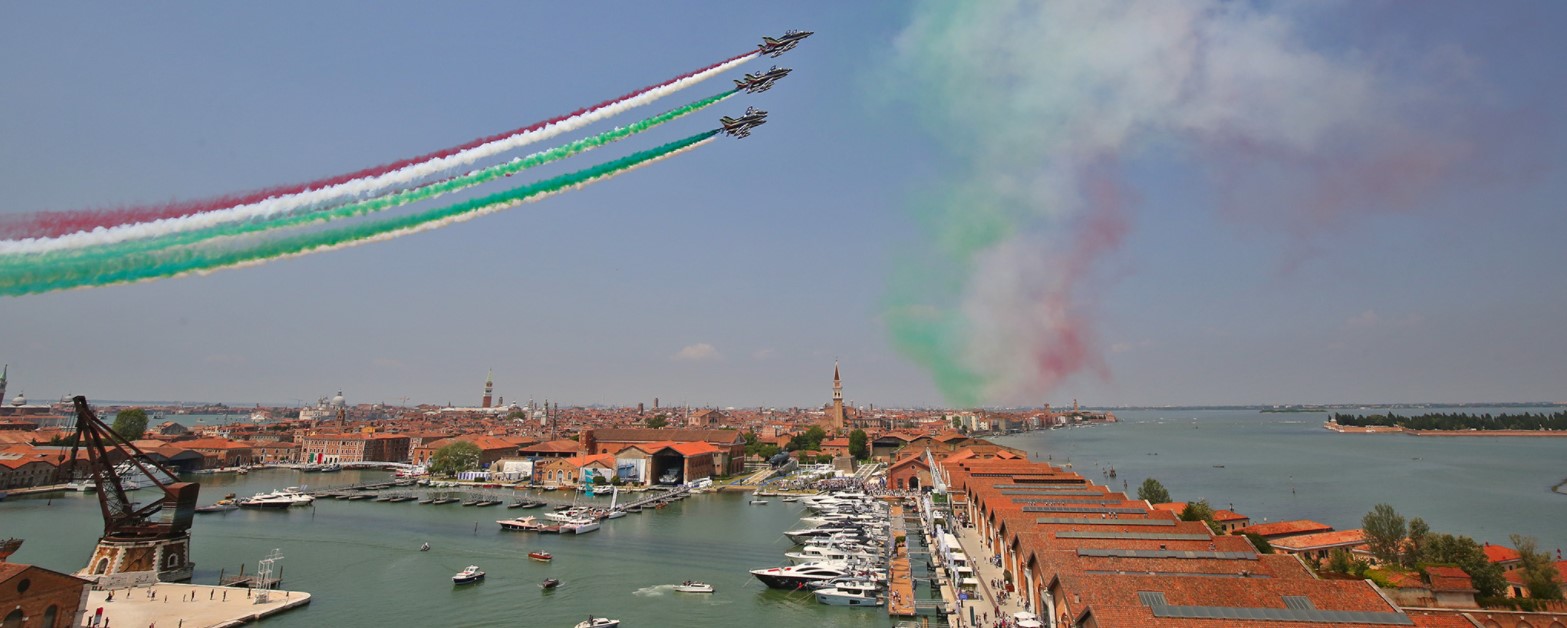 Sorvolo aerei MB-339 delle "Frecce Tricolori" sorvolano l'arsenale di Venezia durante un evento nel 2019