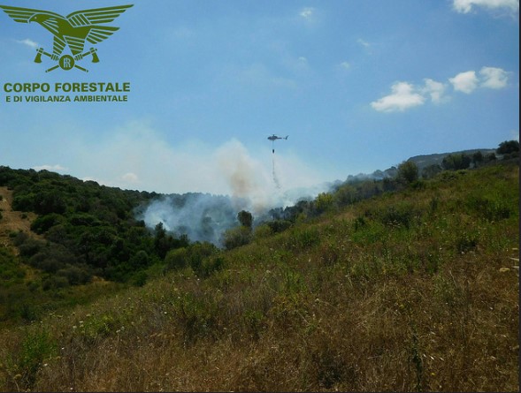 Elicottero impegnato in una operazione antincendio in Sardegna