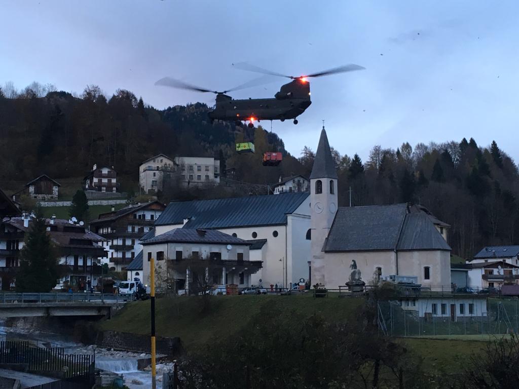Esercito italiano: elicottero CH-47 impiegato nell'emergenza maltempo a Belluno nel 2018