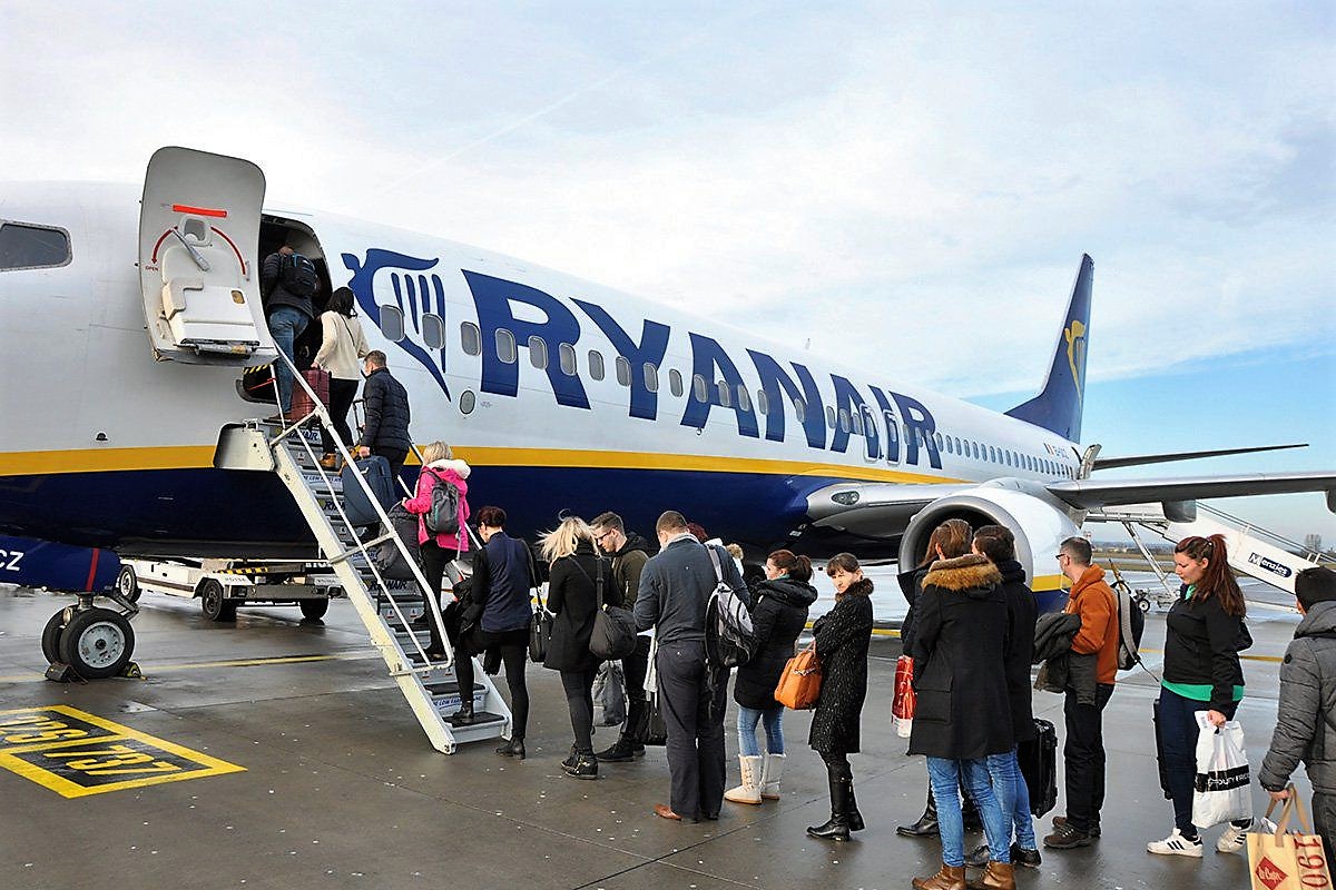 AVIONEWS - World Aeronautical Press Agency - Passeggeri Ryanair all'imbarco  sull'aereo