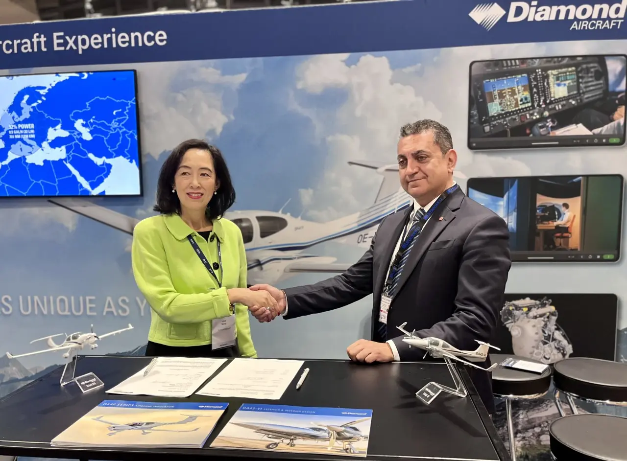 Urbe Aero Flight Academy increases Diamond Aircraft fleet: signing ceremony between Jane Wang, Sales Director, Diamond Aircraft Austria and Lorenzo Mezzadri, Accountable Manager of Urbe Aero Flight Academy