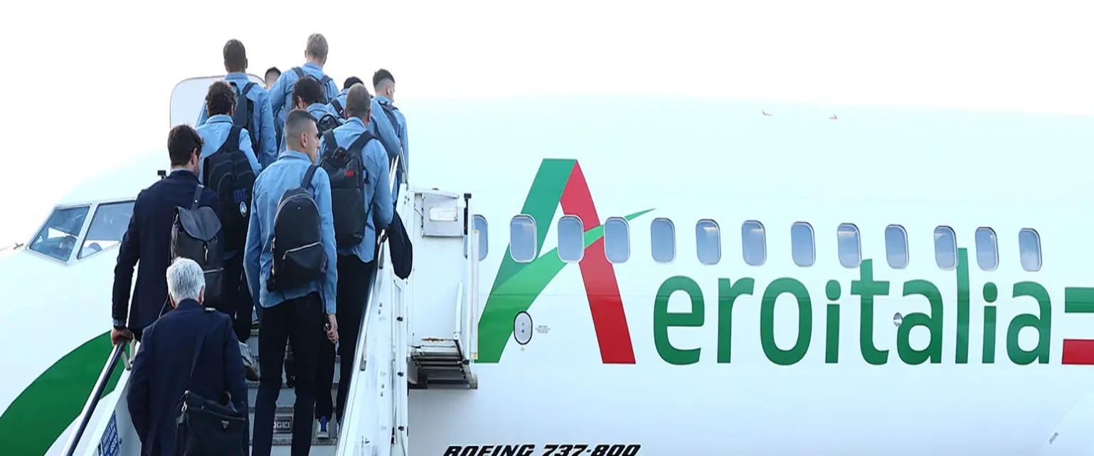 Calciatori imbarcano su un aereo Aeroitalia Official Carrier del club Atalanta
