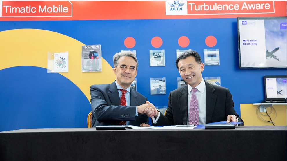 From left: dg and CEO of IATA, Alexandre de Juniac and CEO of Star Alliance Jeffrey Goh signed joint agreement on Timatic Automated Document Check