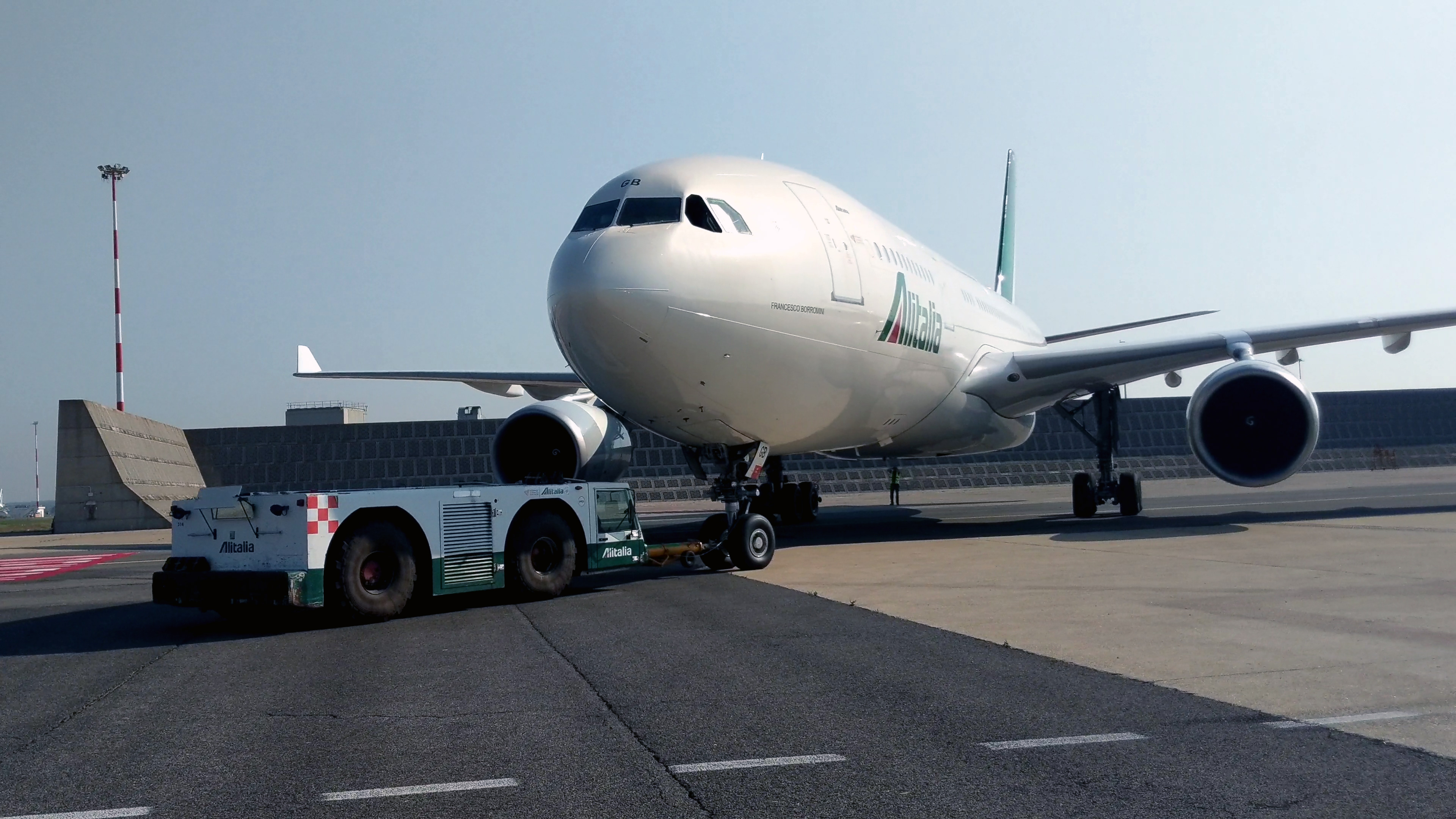 Aereo A-330/200 "Francesco Borromini" di Alitalia presso l'aeroporto internazionale "Leonardo Da Vinci" di Roma-Fiumicino