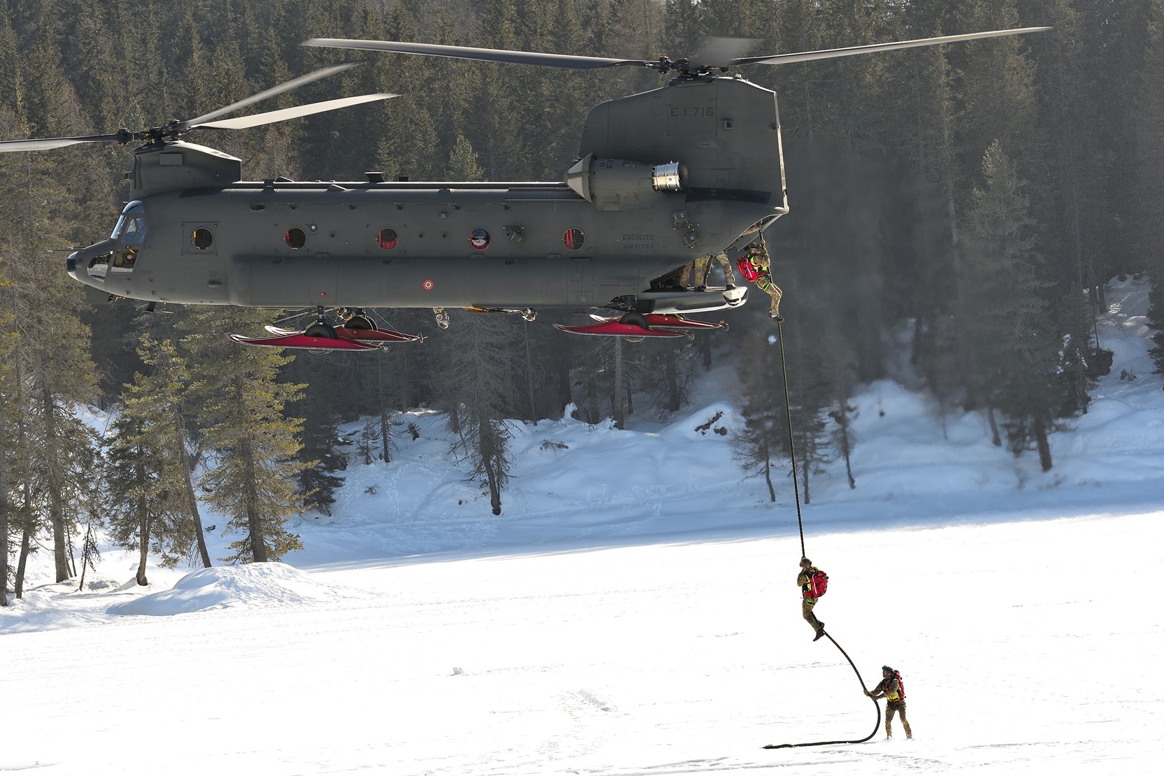 Esercito italiano: elicottero CH-47 Chinook impegnato in attività addestrativa in ambiente montano