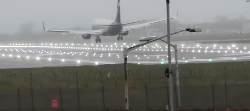 Un aereo atterra con difficoltà all'aeroporto di Londra-Heathrow