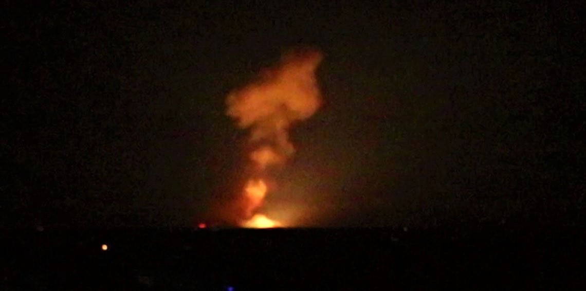 Incendi ad Al-Safira e ad Aleppo dopo raid aereo presunto israeliano in Siria, nella notte tra il 4 e 5 maggio 2020