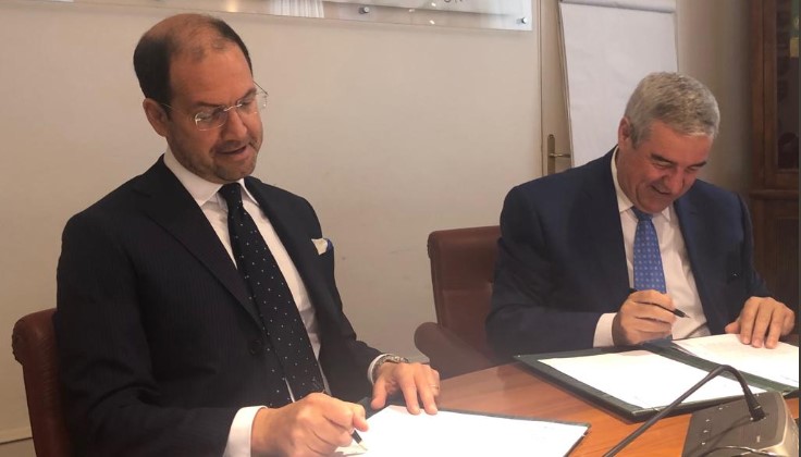Il protocollo siglato dal capo Dipartimento della Protezione civile, Angelo Borrelli (destra), e dal presidente di Enav, Nicola Maione (sinistra) il 12 giugno 2019