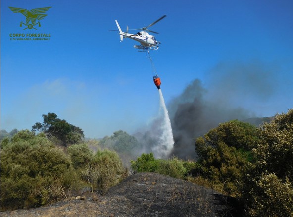 Elicottero in azione su un rogo in Sardegna