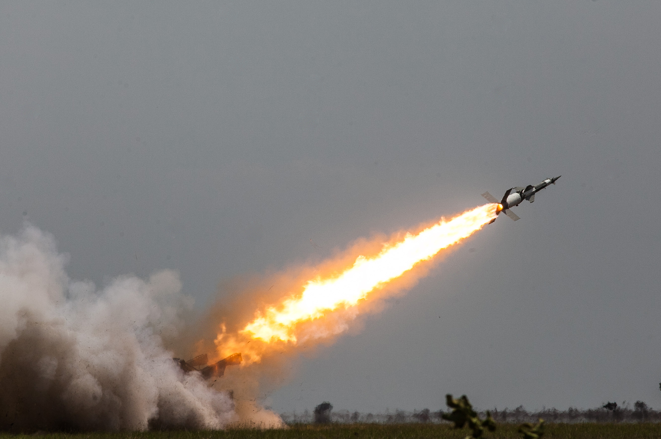 Ракета пущенная вертикально. Самолет пускает ракеты. Сбивание ракет. 5в27д ракета. Ракета д 30.