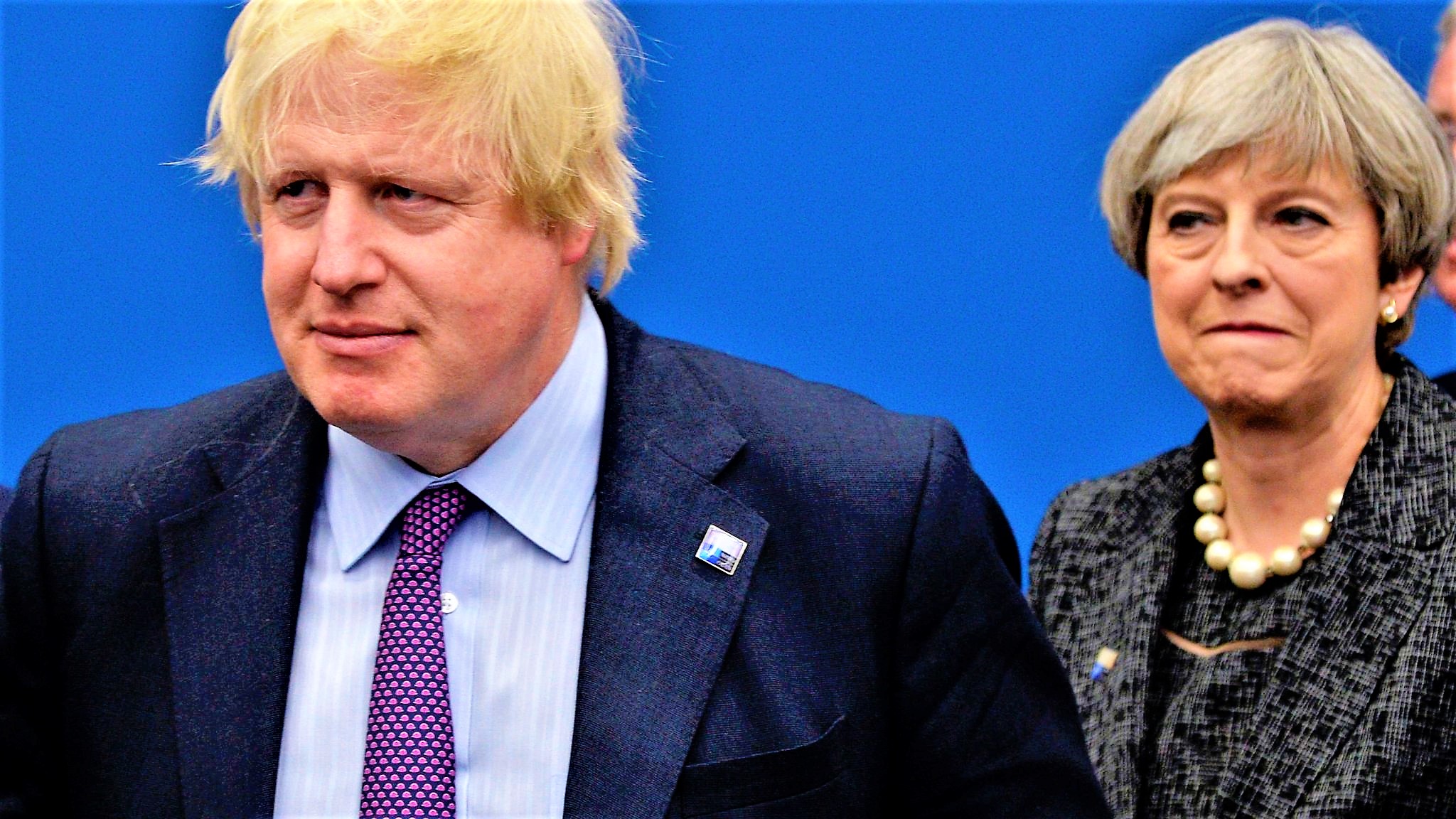 Regno Unito: il premier entrante Johnson; alle sue spalle la dimissionaria uscente Theresa May
