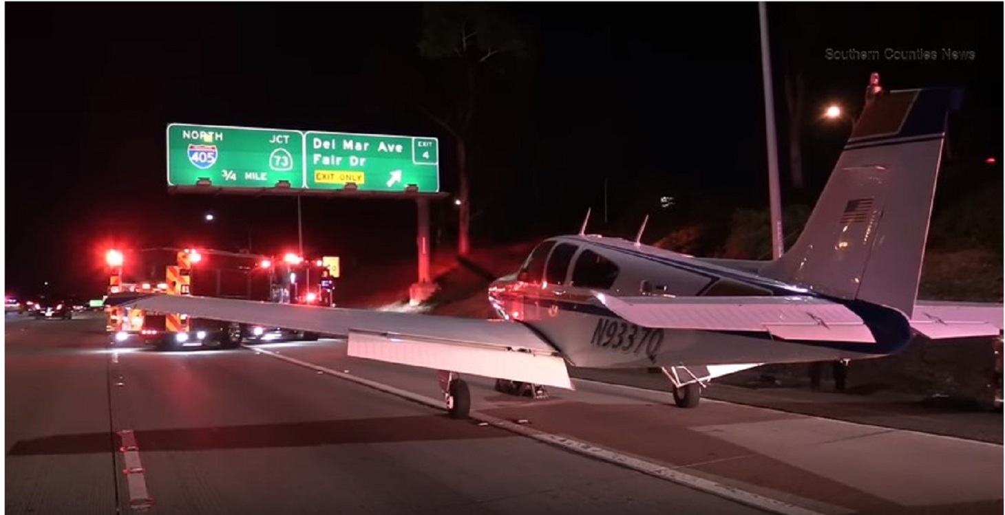 Aereo Beech F33A Bonanza atterrato sulla superstrada di Costa Mesa, California, il 28 gennaio 2018
