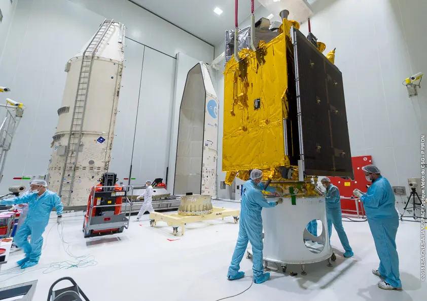 Alcuni lavoratori in uno stabilimento del gruppo aerospaziale Ariane