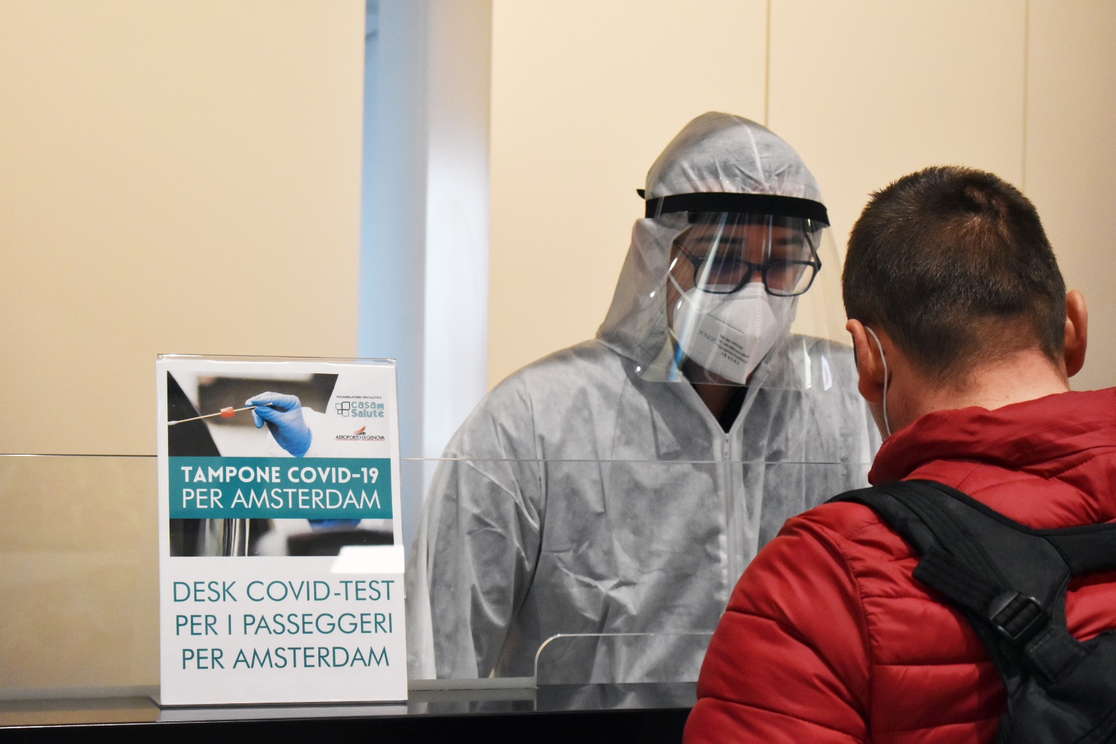 Covid-19. All'aeroporto "Cristoforo Colombo" di Genova tamponi rapidi per passeggeri in partenza per Amsterdam