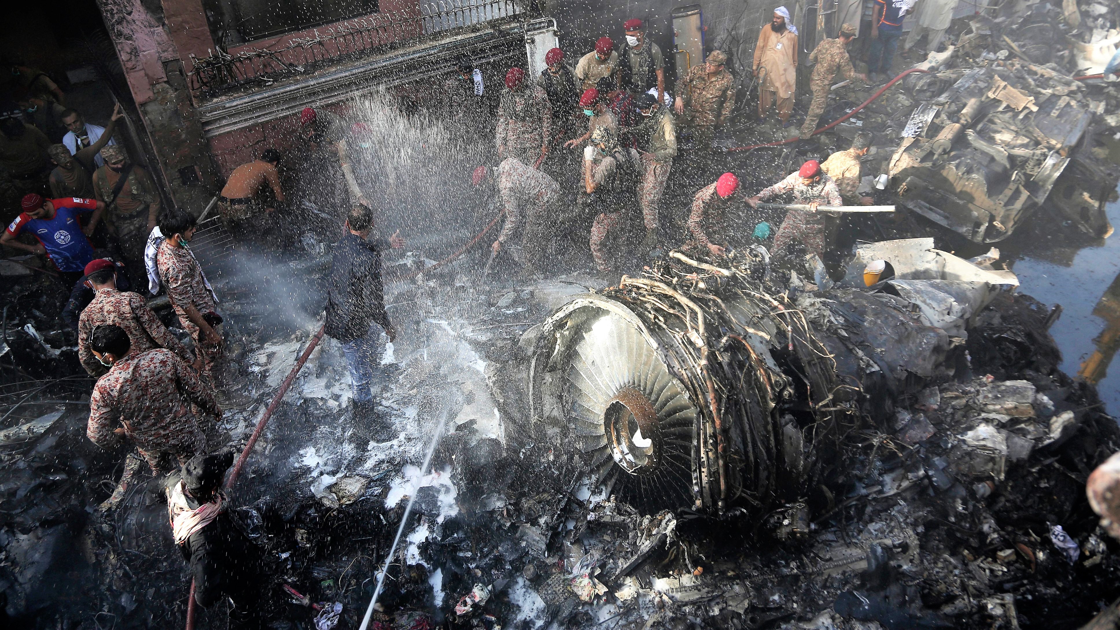 I resti dell'aereo A-320 di Pia precipitato vicino all'aeroporto di Karachi il 22 maggio 2020