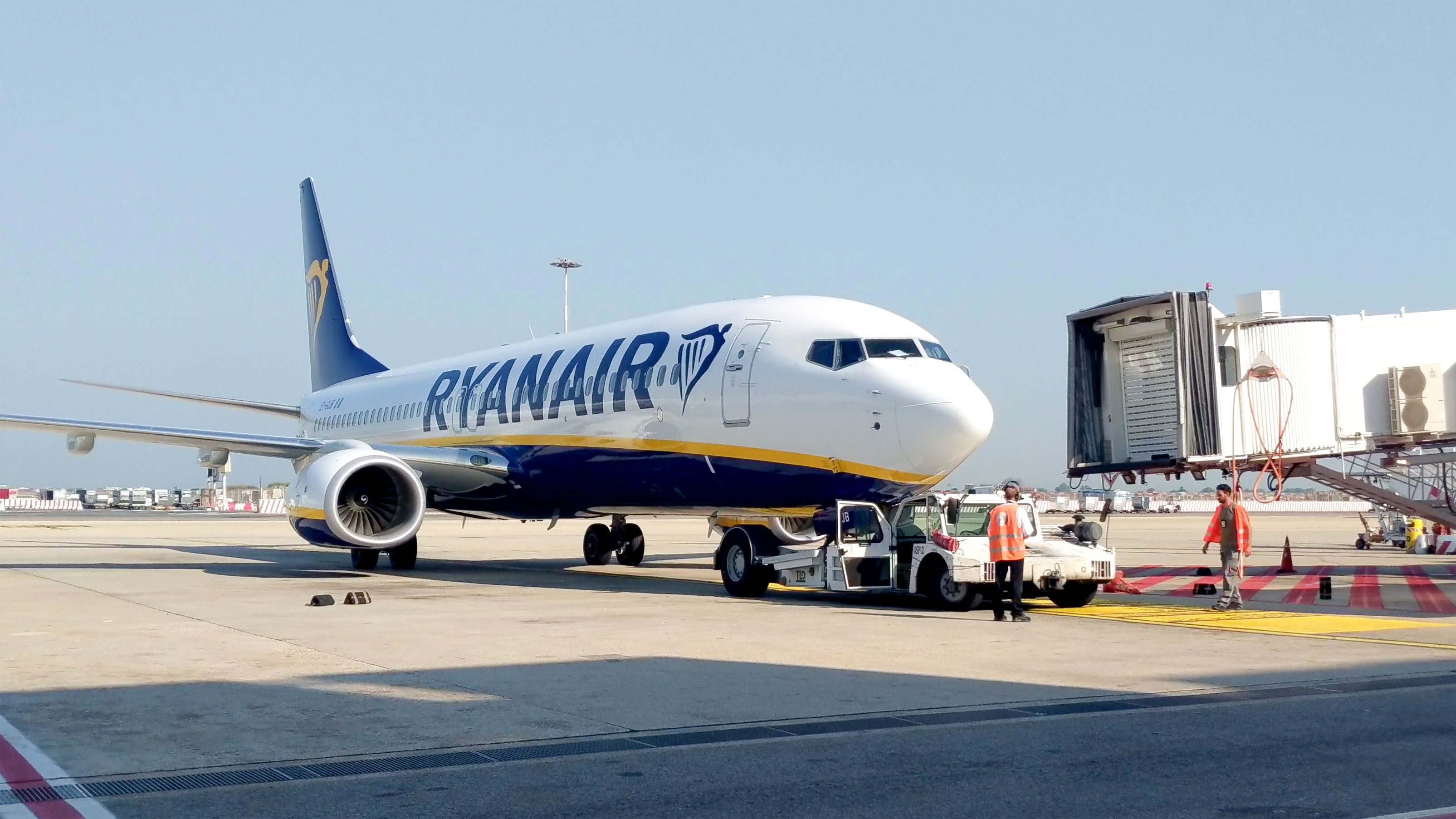 AVIONEWS - World Aeronautical Press Agency - Aereo B-737/800 Di Ryanair ...