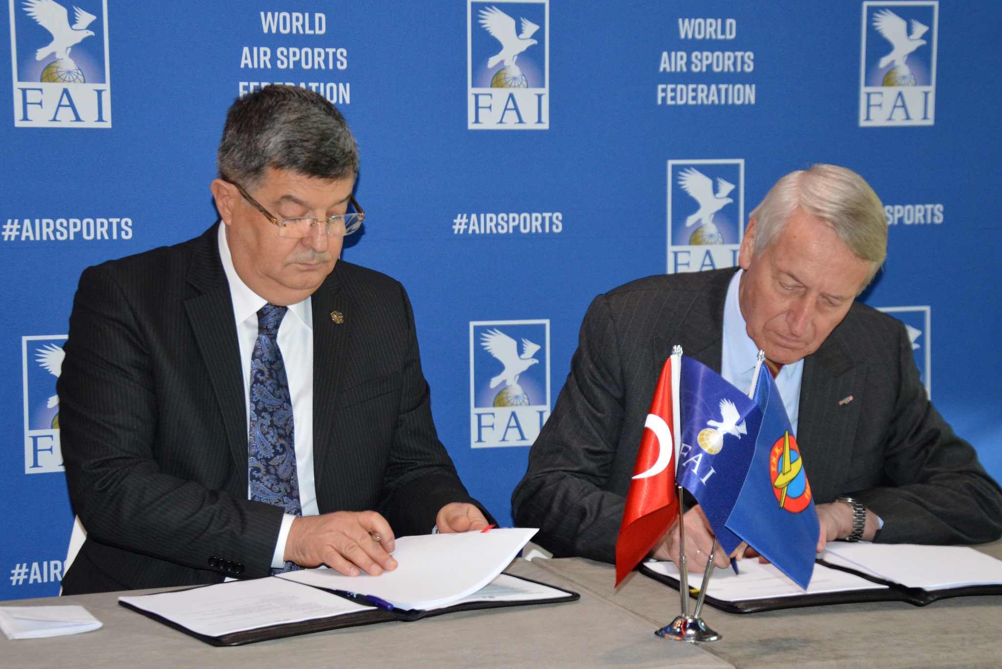 "FAI World Air Games 2020": signature ceremony THK President Kürşat Atilgan (L) with FAI President Frits Brink (R)