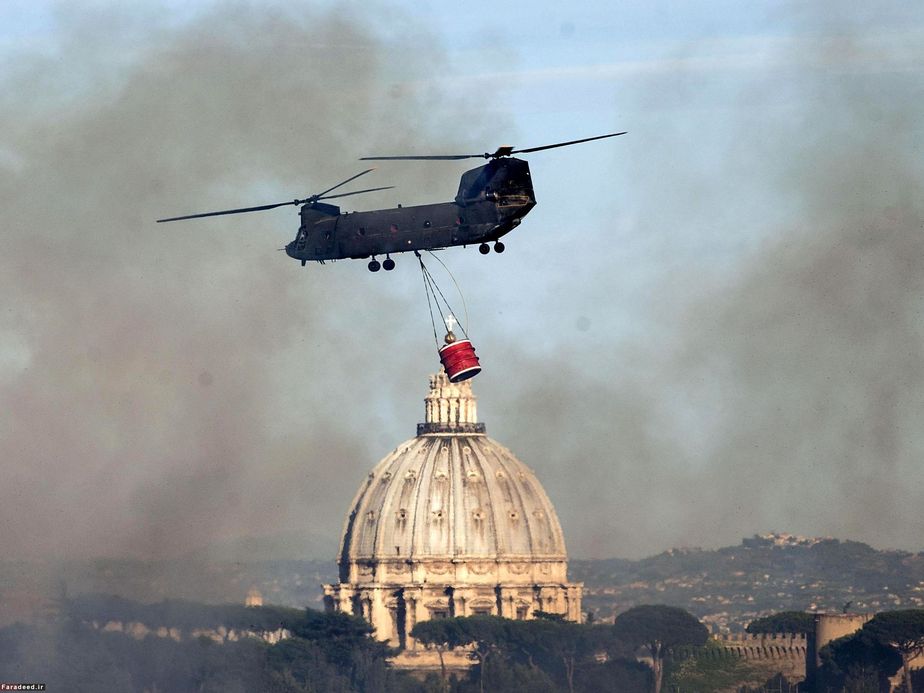 Esercito italiano: attività antincendio a Roma dell'elicottero CH-47 nel 2016