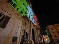 17 marzo 2025. Tricolore proiettato sulla facciata del Palazzo Montecitorio in occasione della Giornata dell'Unità nazionale, della costituzione, dell'inno e della bandiera