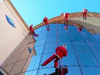 Roma, 23 dicembre 2024. Cinque tecnici del Corpo nazionale soccorso alpino e speleologico, Cnsas del Lazio vestiti da Babbo Natale si sono calati dal tetto del padiglione Giovanni Paolo II per regalare una mattinata di gioia ai bimbi ricoverati all'ospedale pediatrico romano