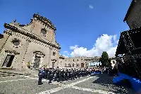 14 aprile 2023, Viterbo: cerimonia di giuramento del 25esimo corso di 127 allievi marescialli AMI: al termine sorvolo di una formazione di aerei Eurofighter sulla Piazza San Lorenzo