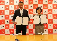 A sinistra, Irfan Setiaputra, presidente e Ceo di Garuda Indonesia; a destra, Mitsuko Tottori, presidente e Ceo del Gruppo Japan Airlines, dopo la firma dell'intesa di codeshare (ottobre 2024)