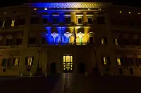 Facciata di Palazzo Montecitorio a Roma illuminata con i colori della bandiera dell'Ucraina