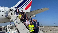 Quinto anniversario del collegamento aereo Air France Bari–Parigi: equipaggio volo AF1091 per Parigi-"CdG" con il presidente di AdP Antonio Maria Vasile e personale di AdP